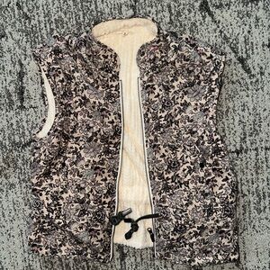 1.4.3. Story by Line Up Floral Fleece Vest NWOT